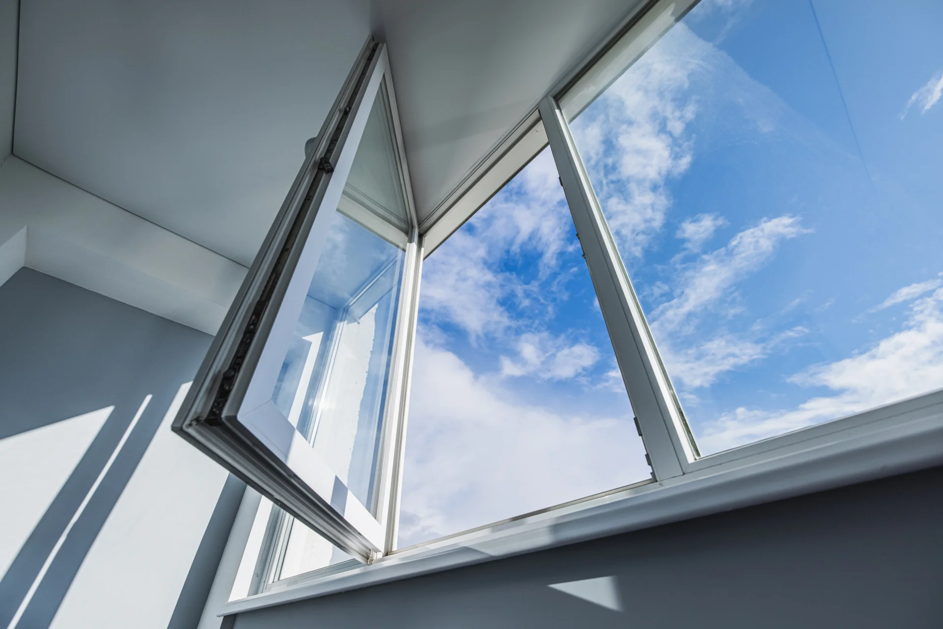 VLX 80 Casement Window in Lauderhill, FL | TruePane Windows & Doors - detail 1